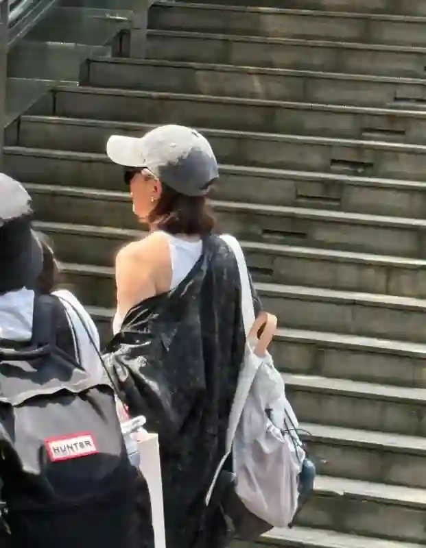 贾静雯一家成都逛街，50岁像30岁，咘咘天生高颅顶，但没波妞可爱