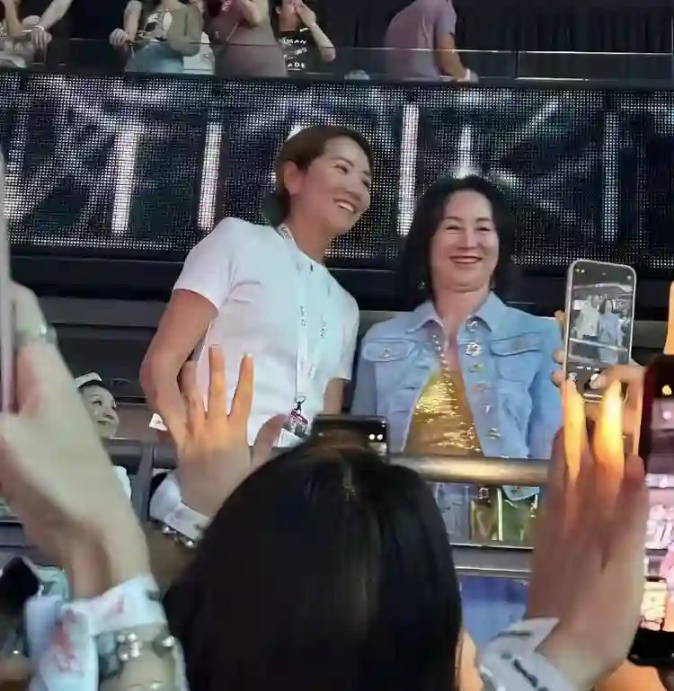 何超琼观看谢霆锋演唱会，前夫许晋亨也在，55岁李嘉欣被人搀扶