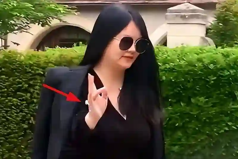 李湘真实照片被扒！没开美颜满脸黢黑，网友：胖得超乎想象！