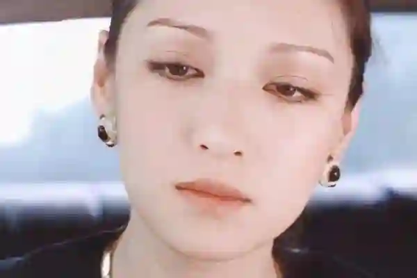 72岁胡因梦现状：不穿老年装，坦然面对衰老，颜值气质依旧在线