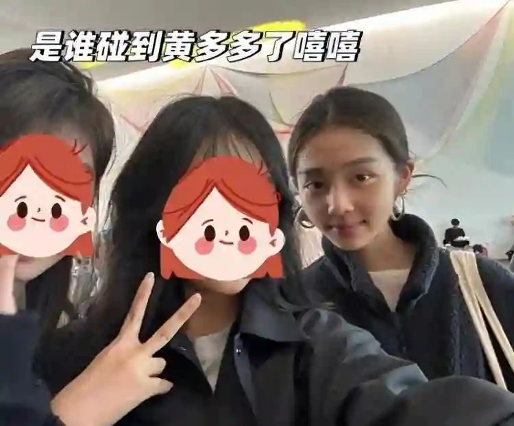 冯小刚19岁小女儿，晒美国高中毕业照，文案引争议，或进军娱乐圈