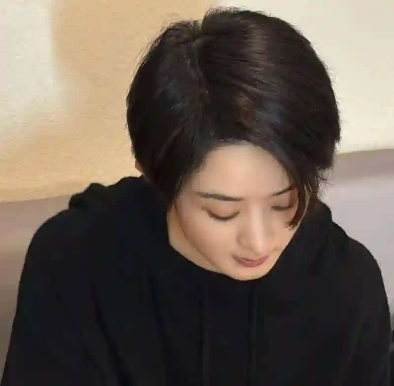 赵丽颖短发造型抢眼，37岁气质越来越硬朗，演技差一口气太可惜