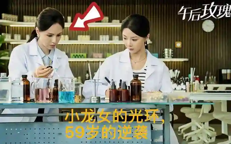 59岁小龙女李若彤：甜品店笑成少女，活得太带劲！