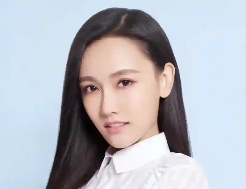 45岁任重和老婆牵手逛街，孙骁骁身材苗条似少女，隐婚生娃好幸福