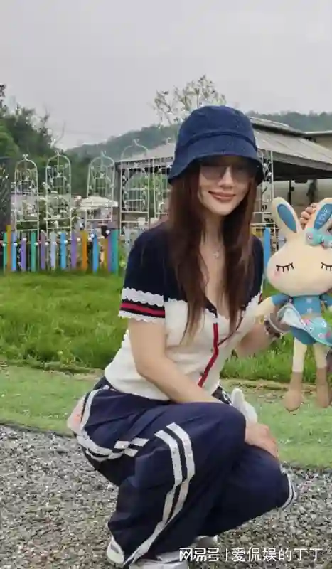 贾乃亮李小璐带女儿去公园，12岁甜馨染了棕发，和爸爸一起玩游戏