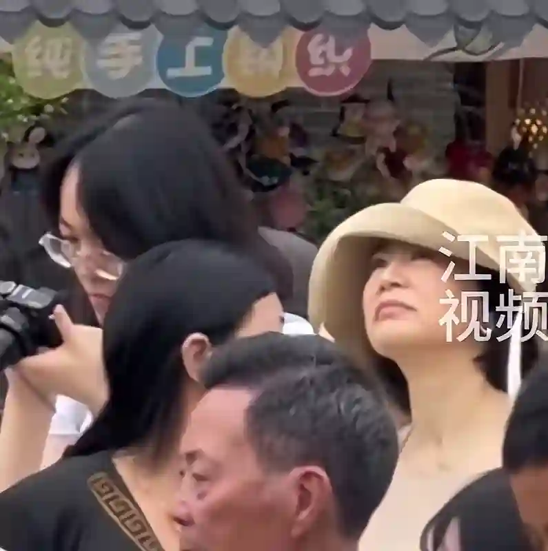 70岁林青霞在江西，穿着时尚一点不显老，与好友谢娜罕见同框