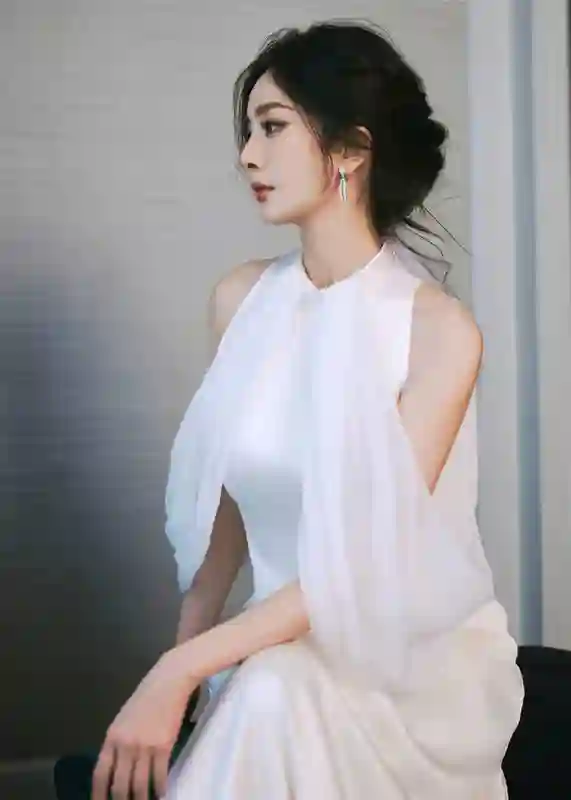 杨幂化身“白月光”美人！清新脱俗气质优雅
