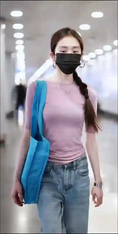 黄多多回国生图曝光！比孙莉矮半个头却美上热搜，口罩也难挡气质