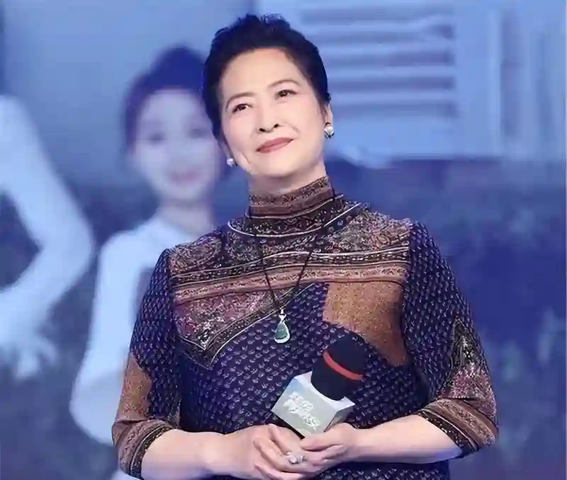 演员许娣：长相端庄秀丽，与丈夫恩爱43载，儿子儿媳都是圈内人