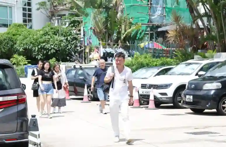 港星艾威为妻子举行海葬，亲手撒下骨灰送别，日后也会海葬与亡妻相聚