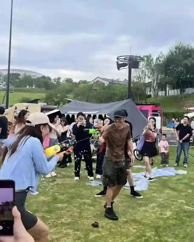 奚梦瑶何猷君带娃过<em>六一</em>！全家打扮低调游港迪，6岁儿子身高优越