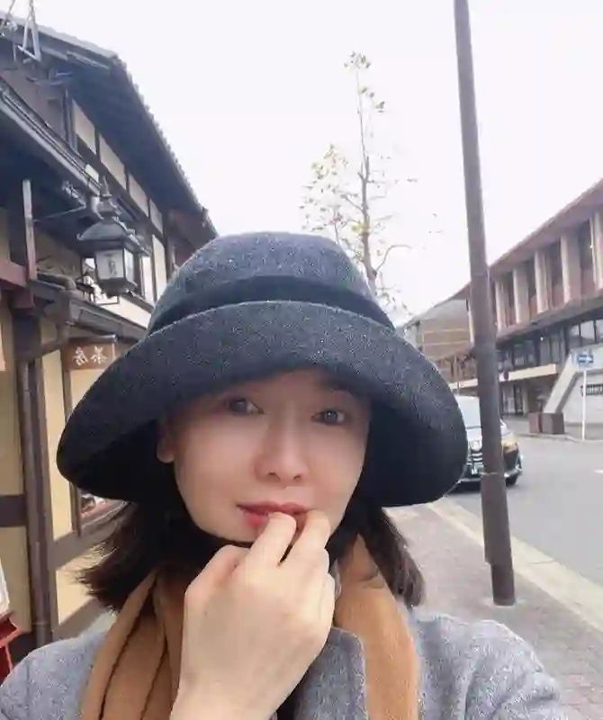 48岁左小青现状：现身香港，素颜皮肤嫩到发光，如今单身不谈恋爱