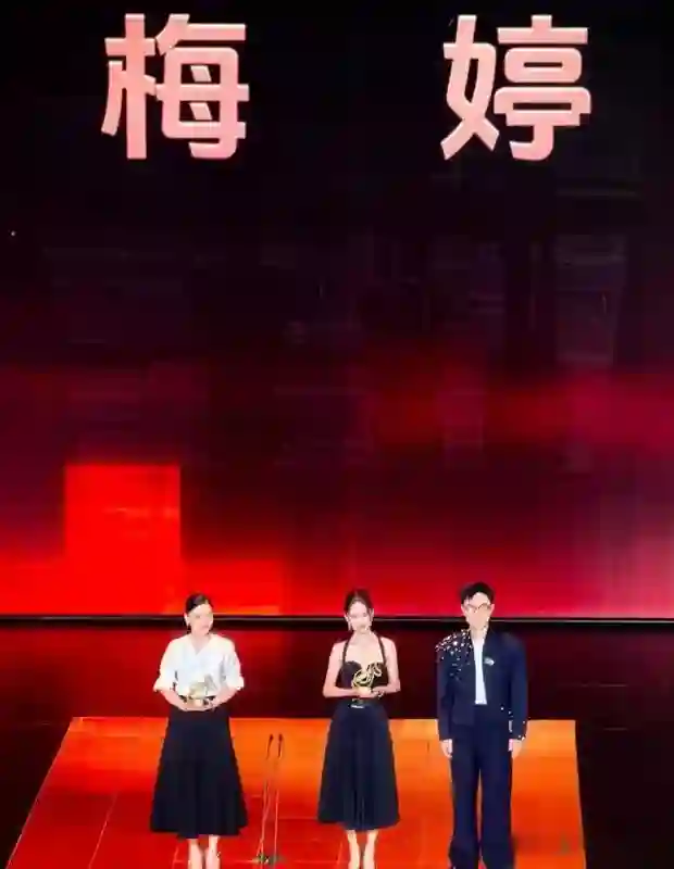 抖音红毯：宋佳再现“高级感”，倪虹洁人鱼裙造型太惊艳