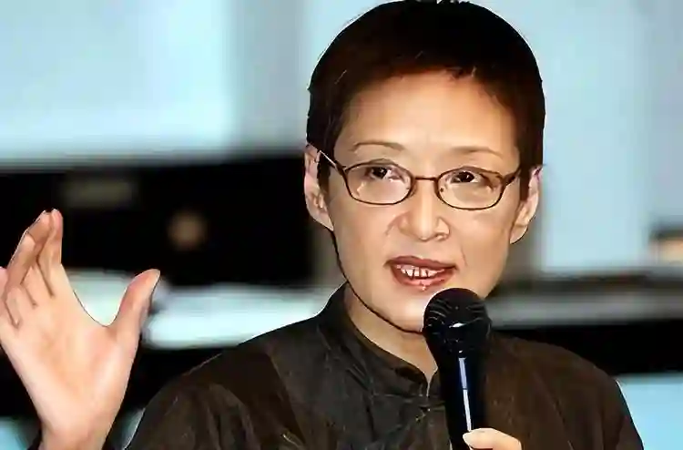 72岁胡因梦现状：不穿老年装，坦然面对衰老，颜值气质依旧在线