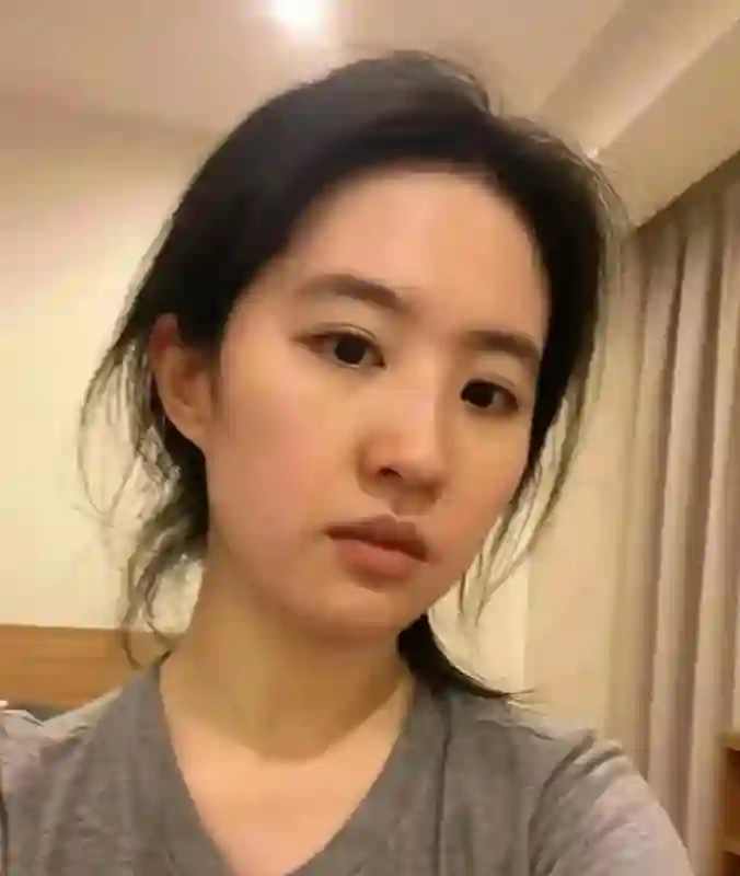刘亦菲，38岁素颜照大公开，网友直言：这不就是普通人吗？