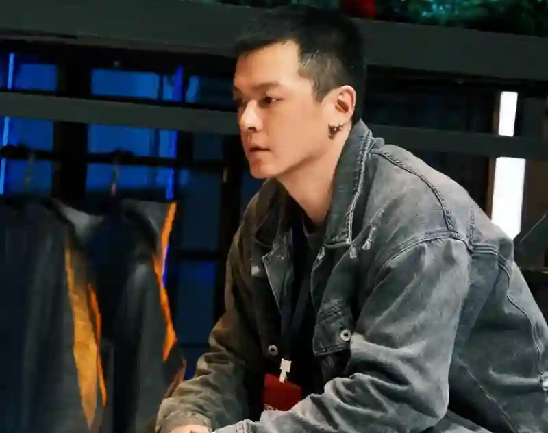娱乐圈太现实，曾经手握四部“爆剧”男主，如今低调地当“男三”