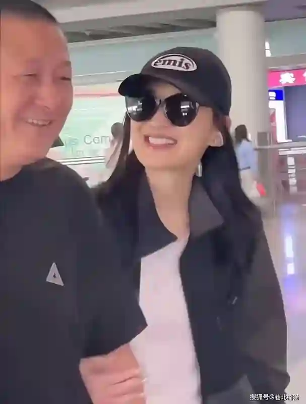 梅婷回京老公曾剑现身接机，黑衣装扮“老人味”明显，牵手像父女