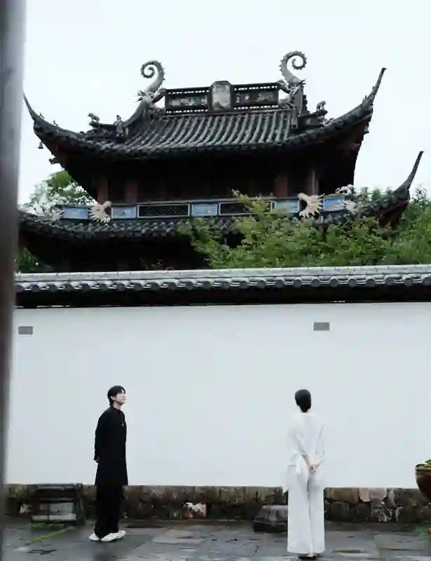 林依轮分享与妻子西华30周年合影！同框笑容温馨治愈，岁月不败恩爱真情