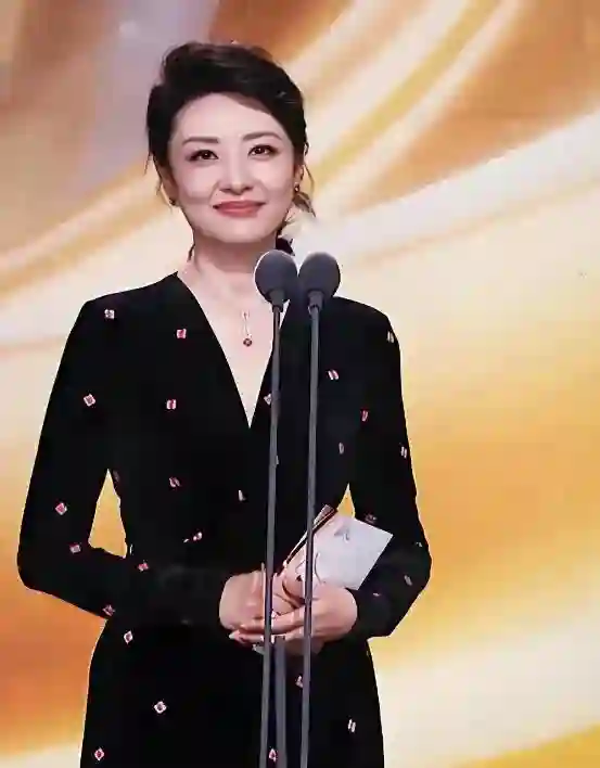 周涛真的好漂亮啊！在央视主持人里面能不能排进前三？