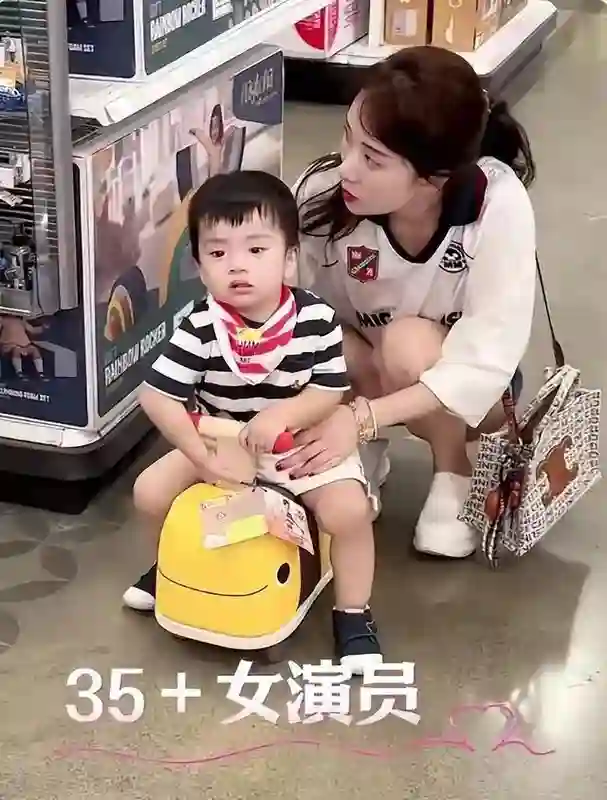 李念带三胎儿子游乐场疯玩，宝贝白白胖胖萌态百出，长得超像妈妈