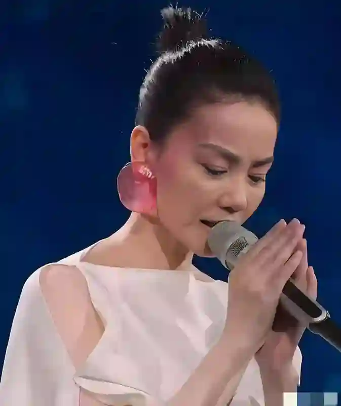 王菲做梦都没想到，14年后谢霆锋会心系两个儿子，张柏芝成赢家