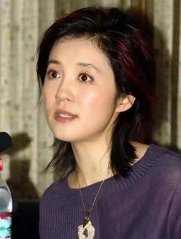 从倪萍接班人到被央视除名，用孩子“逼走”原配，20年了她幸福吗