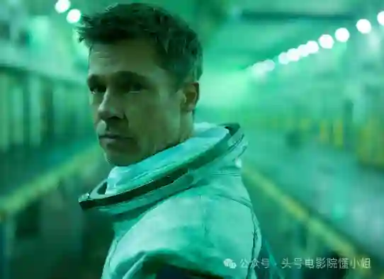61岁万人迷！布拉德皮特搂着34岁小女友：3个极品前任，失败的爹