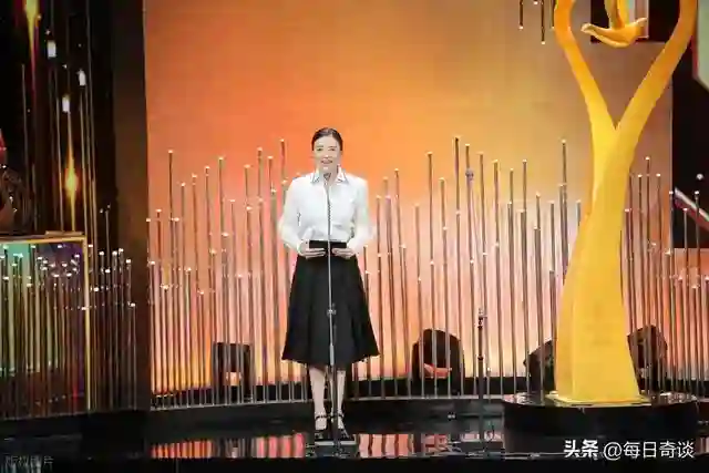 魏大勋爸爸接秦岚回家，不介意女方比儿子大10岁，仍满意这门亲事