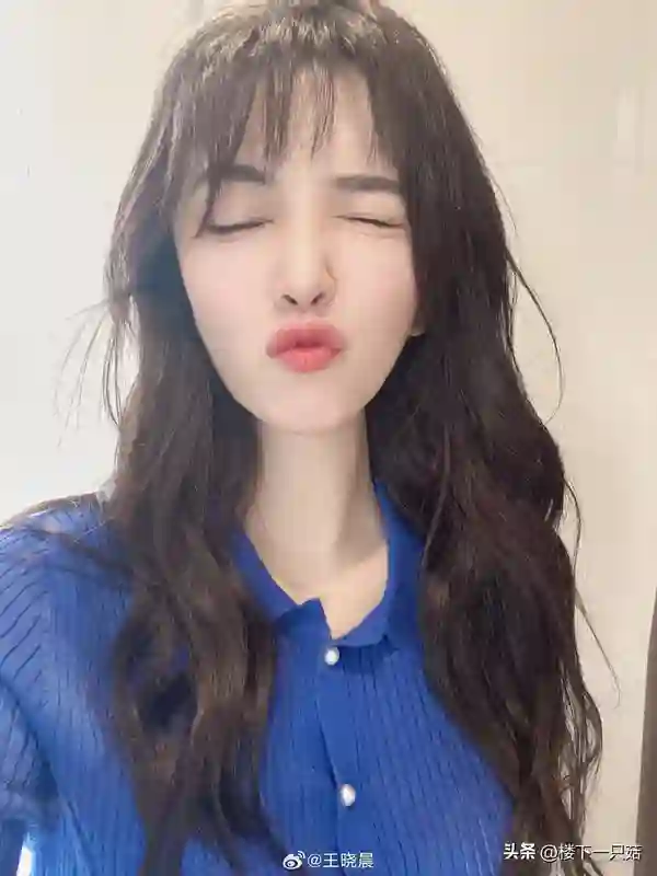 王晓晨六一晒爱心玫瑰抹胸红裙肤白上围丰满隔空飞吻疑示爱俞灏明