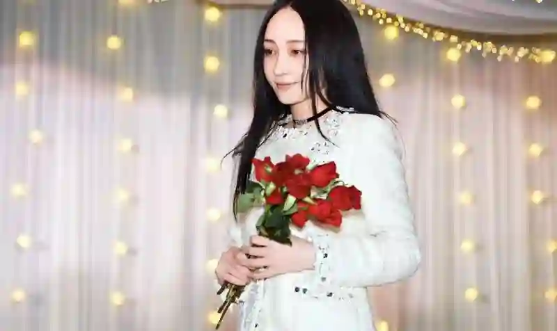 43岁姚笛近照曝光，结婚又离婚，退圈10年她变成了这样
