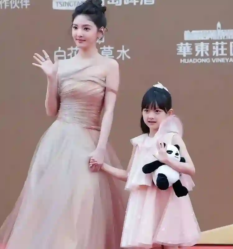 关晓彤“丑出圈”！脸胖臃肿，假发浮夸衣服老气，和网上判若两人