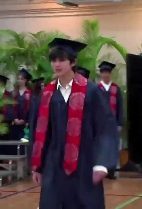 张智霖袁咏仪儿子高中毕业，魔童走路驼背，除了个高真没长过父母