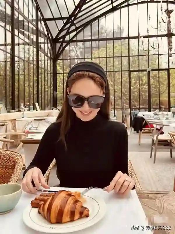 周杰伦老婆昆凌五一假期分享一家五口背影，夫妻手牵手甜度爆表