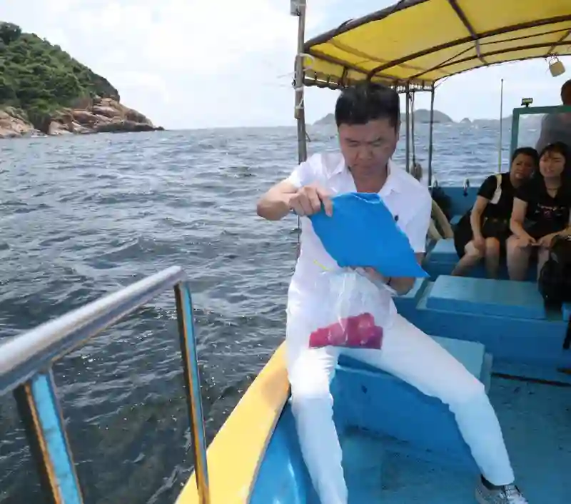 港星艾威为妻子举行海葬，亲手撒下骨灰送别，日后也会海葬与亡妻相聚