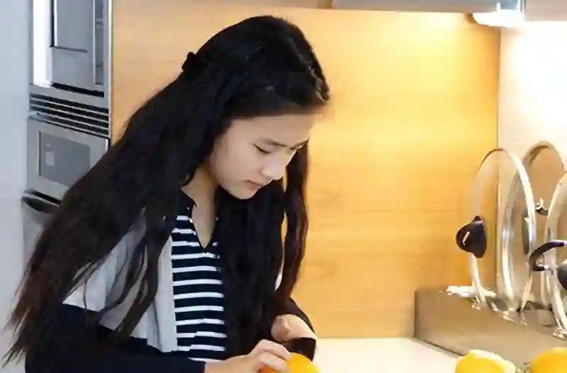 陈冲女儿出镜，五官立体显混血，没妈妈凶相更像明星！