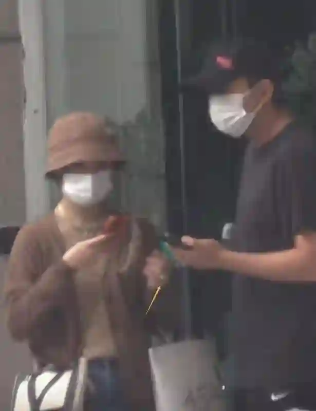 孙俪一家人移民风波后首露面，带小花上兴趣班，邓超拄拐杖抢镜