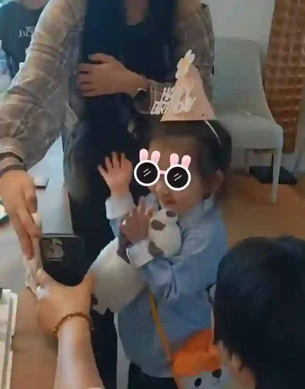 郭碧婷给儿子过三岁生日，小向笙留长发像向佐，生日待遇不如姐姐