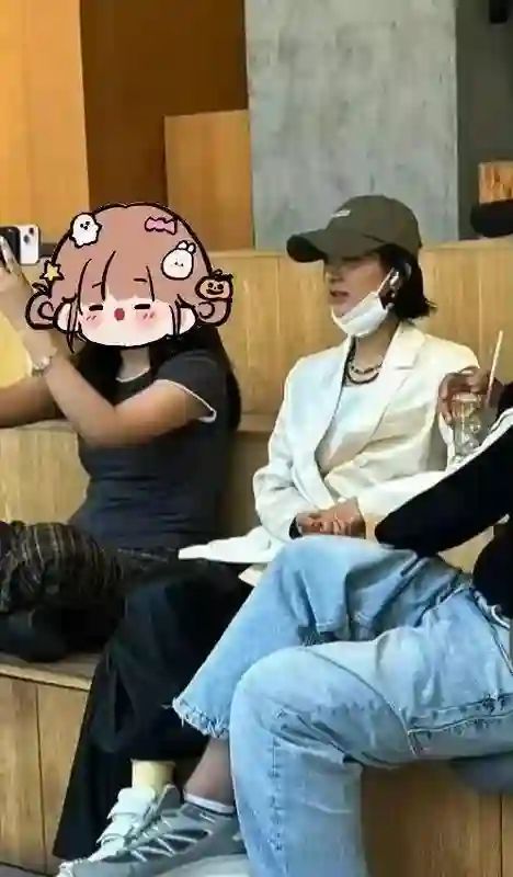 赵丽颖带儿子返回上海，母子同框幸福满溢，赵丽颖粉色短发超抢镜