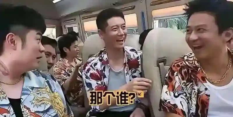 45岁任重和老婆牵手逛街，孙骁骁身材苗条似少女，隐婚生娃好幸福