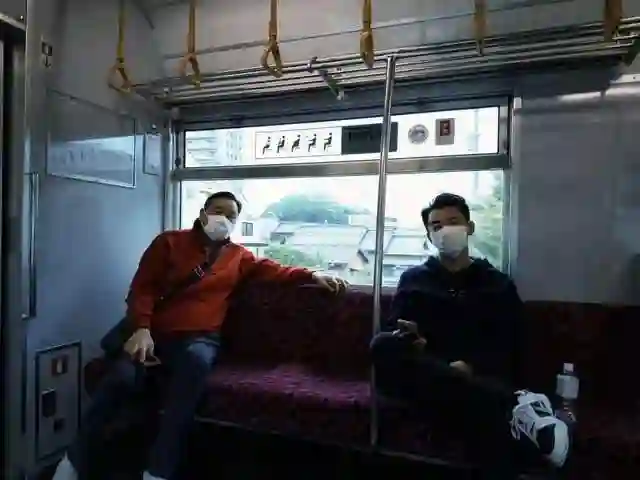 郑恺520晒一家五口日常，陪年迈父亲坐地铁，偷偷给他拍照很孝顺