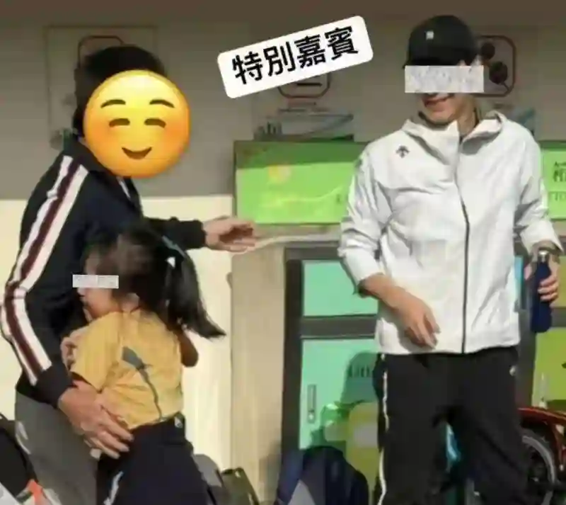 黎明现身女儿学校运动会，他58岁还年轻帅气，老婆罕见露面长相很普通！