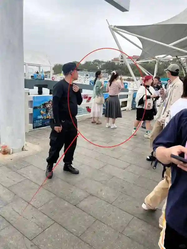 三亚偶遇42岁黄圣依，穿比基尼秀身材，陈梦手挽手抢镜太吸睛！