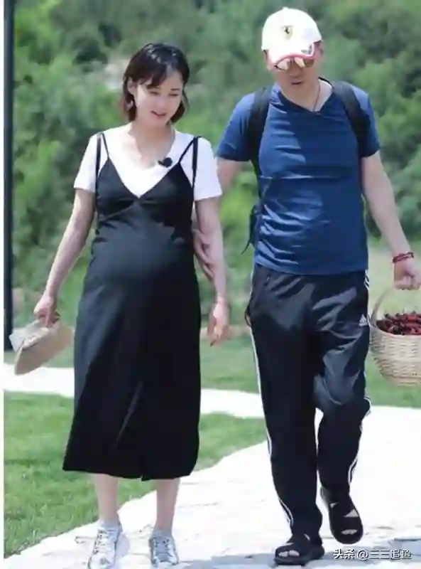 50岁蒋勤勤生图太真实了，太阳穴青筋暴起，也已经发腮了