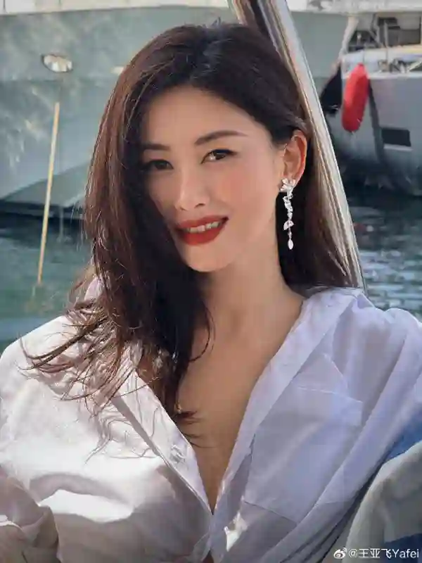40岁朱珠回京晒美照！穿束腰蓝色连衣裙超美，3岁女儿开心到起飞