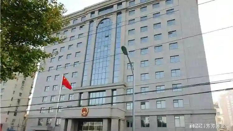 曾被誉为“央视最美主持人”，因推错一扇门意外离世，终年33岁