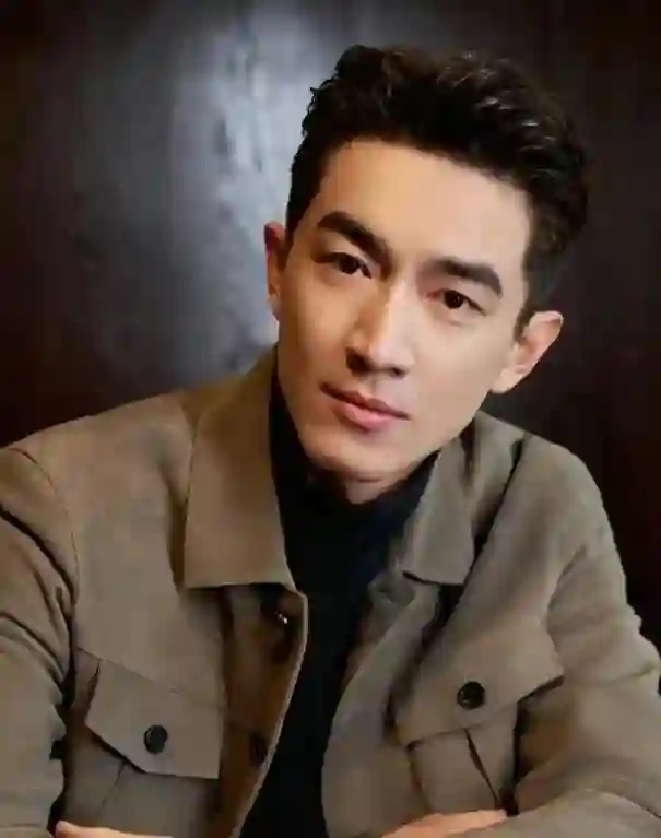前脚赵丽颖刚被曝光恋情，后脚冯绍峰就有新动作，陈晓彻底输了