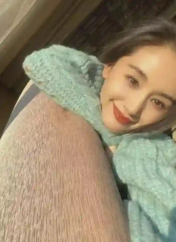 38岁王子文携儿子逛街被偶遇，12岁豆芽身高都快超妈妈了