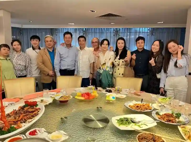 47岁胡静回马来西亚参加聚会！淡妆仍显发际线高，朱兆祥油光锃亮