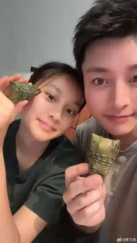 贾乃亮甜馨端午合体炫粽！父女复制粘贴脸，12岁甜馨素颜美翻