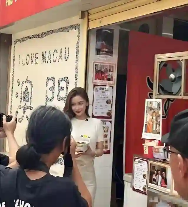 37岁杨颖路边摊站台被拍！素颜皱纹藏不住，当年顶流如今无人识？